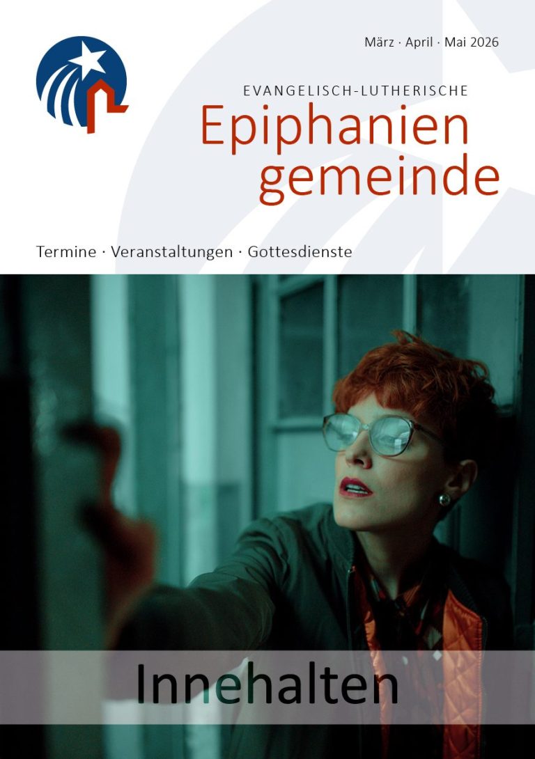 Epiphaniengemeinde Hamburg – Gemeindebrief 88 Frau mit rotem Haar lehnt in der offenen Tür. Titel "Innehalten".