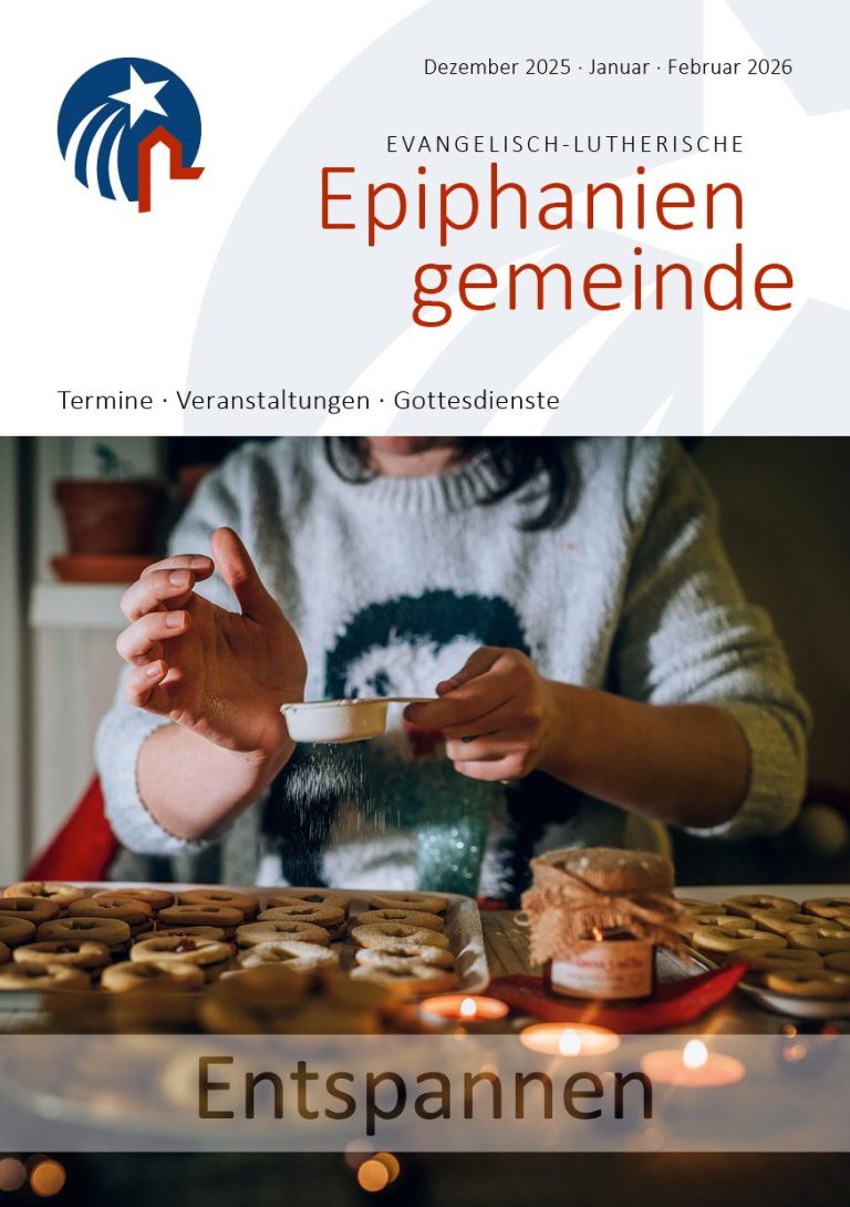 Epiphaniengemeinde Hamburg – Gemeindebrief 87 Frau beim Kekse backen mit Teelichtern auf dem Tisch. Titel: Entspannen.